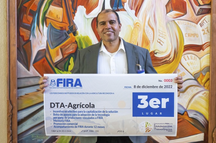 fotos de los participantes con el premio