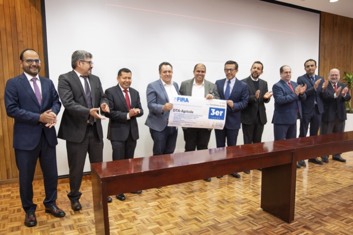 fotos de los participantes recibiendo el premio