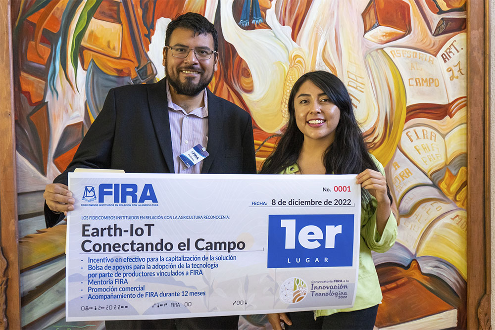 fotos de los participantes con el premio